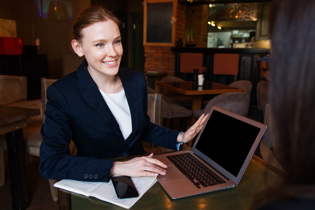 Business Woman in Sacko mit Laptop