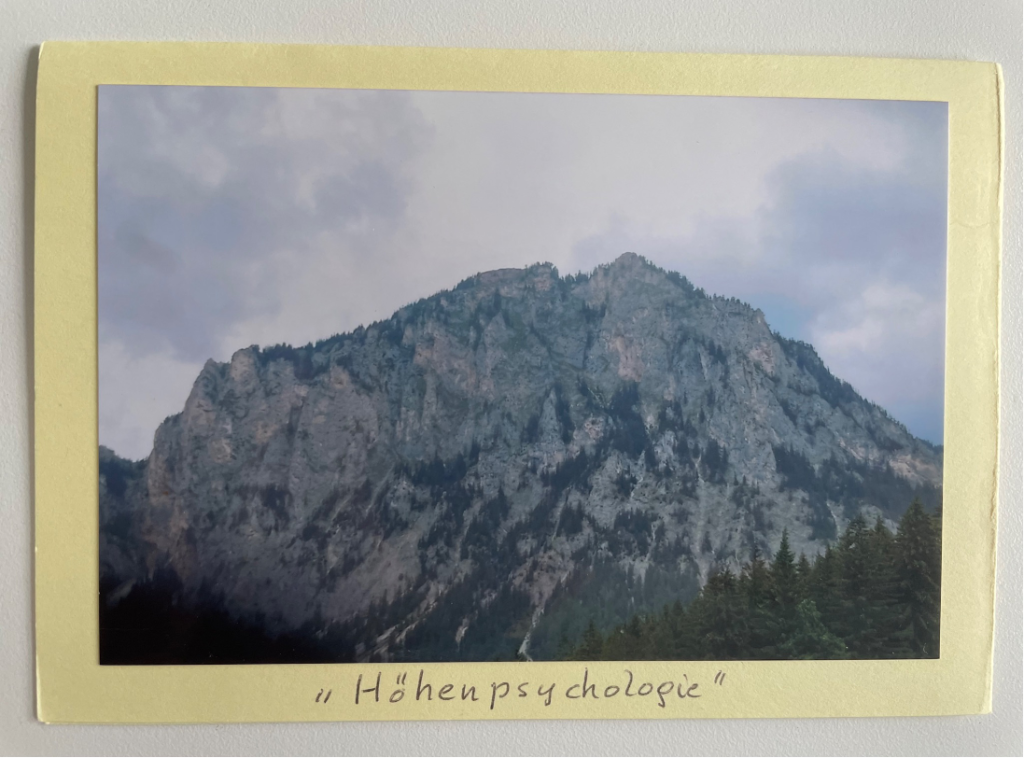 Ausgedrucktes Bild von einem Berg mit Bildunterschrift